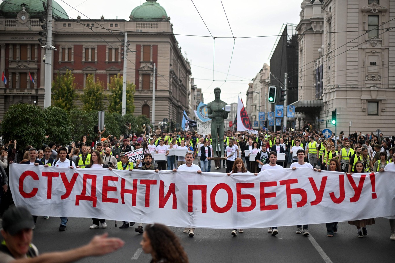 Участники студенческого протестного движения во время шествия к Избирательной комиссии для подачи списка кандидатов на внеочередных парламентских выборах. Белград, Сербия. 14 сентября 2026 года. Фото: Oliver Bunic / AFP / Scanpix / LETA