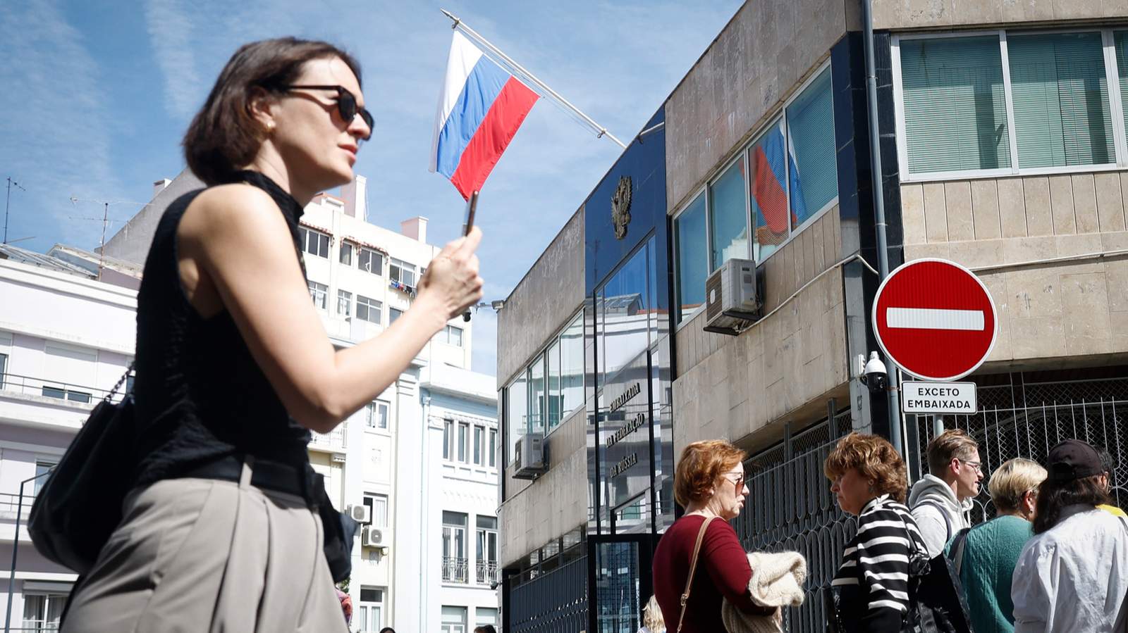 Россияне стоят в очереди у посольства РФ в последний день голосования на выборах президента России, Лиссабон, Португалия, 17 марта 2024 года. Фото: Antonio Pedro Santos / EPA