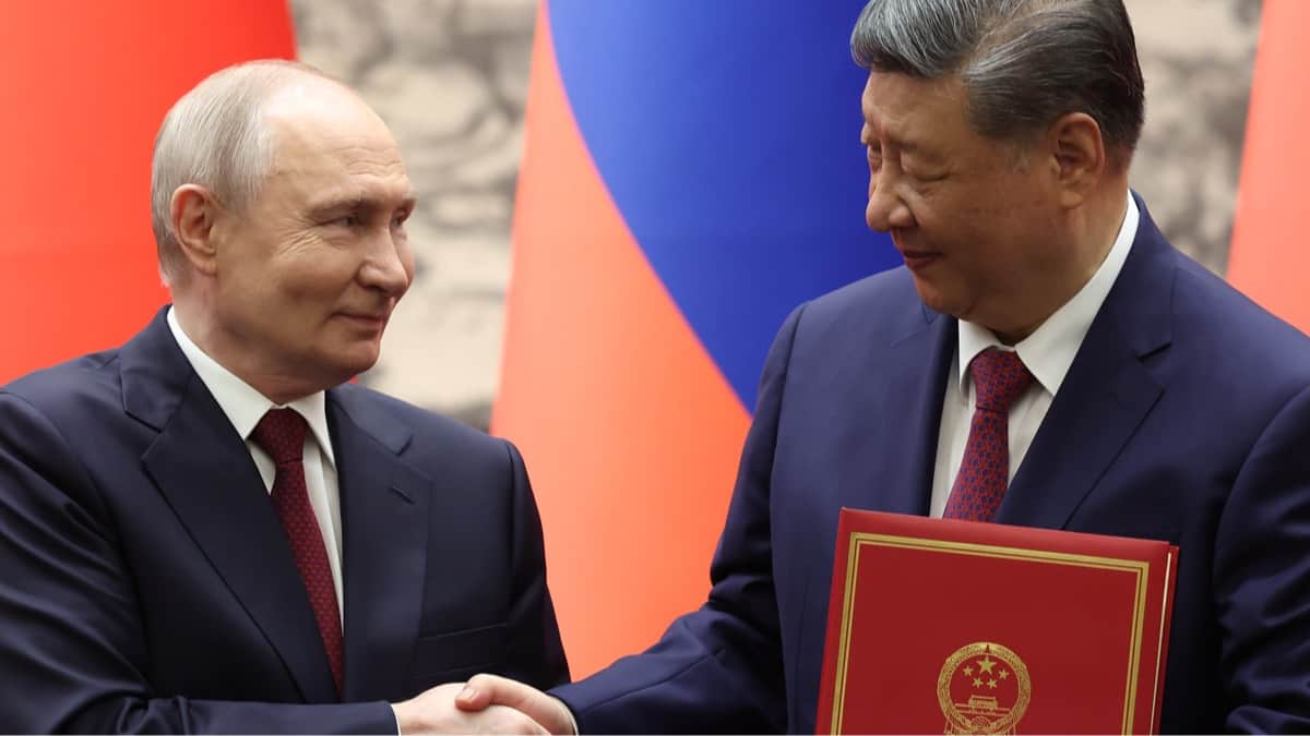 Владимир Путин и председатель КНР Си Цзиньпин во время церемонии подписания документов в Пекине, Китай, 20 мая 2026 года. Фото: Максим Шеметов / EPA