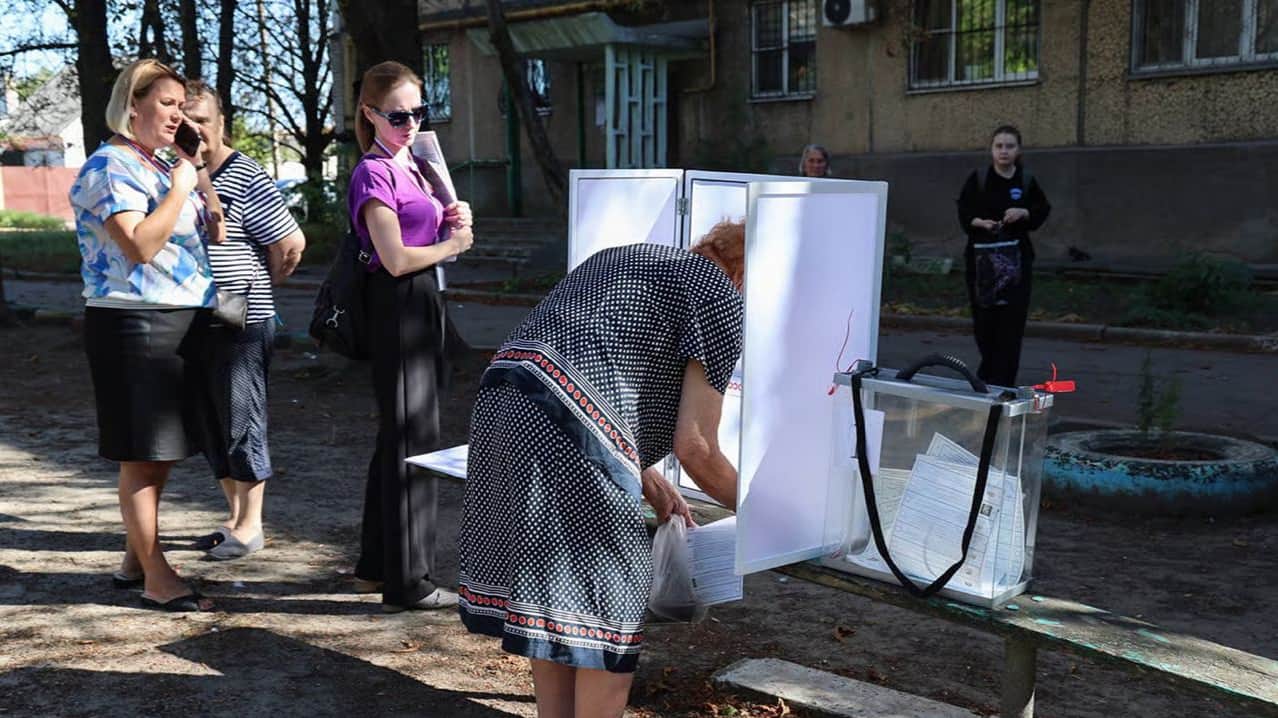 Residents of the occupied Ukrainian citizen of Donetsk cast ballots during early voting for Russia’s State Duma elections. Photo: Alexander Gayuk / Sputnik / IMAGO / Scanpix / LETA