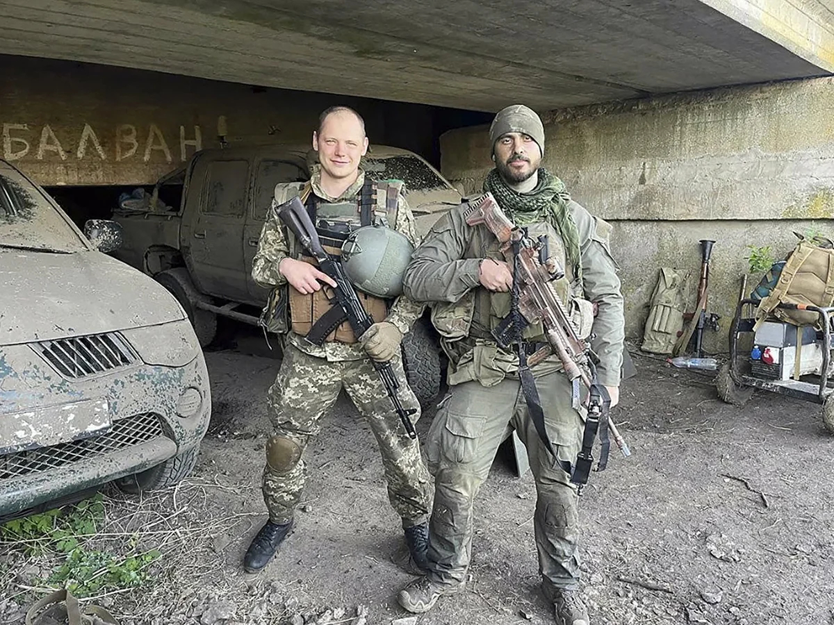 Василий Веремейчик с боевым товарищем. Фото: svaboda.org
