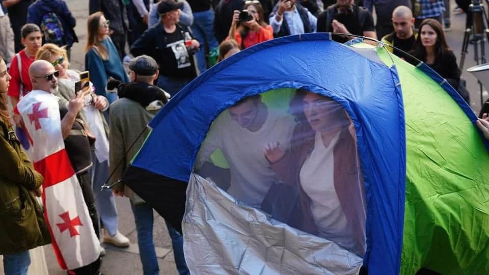 Протестующие в палатках у парламента. Фото: Facebook