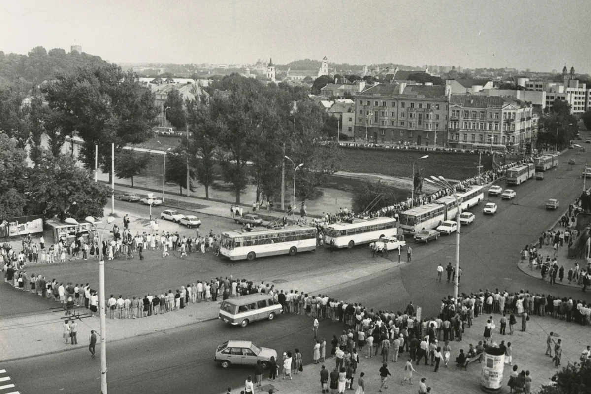 Часть Балтийского пути на Зеленом мосту в Вильнюсе, 23 августа 1989 года. Фото: Jonas Kernagis / Lithuanian State Central Archives / Wikimedia (CC BY 4.0)