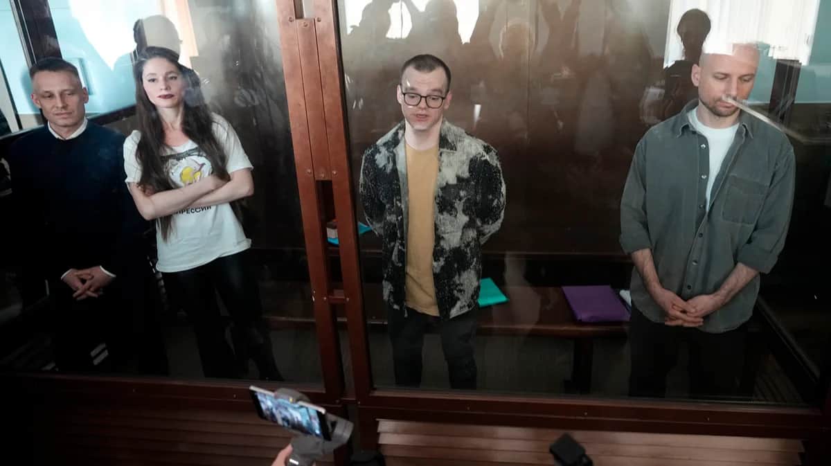 Журналисты Константин Габов, Антонина Фаворская, Артём Кригер и Сергей Карелин, на скамье подсудимых в Нагатинском районном суде Москвы, 2 октября 2024 года. Фото: AP Photo / Scanpix / LETA