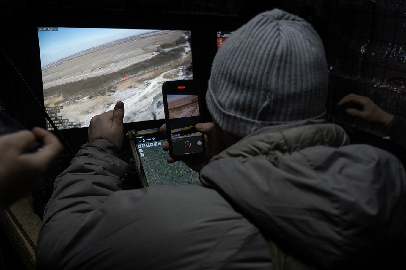 Оператор управляет украинским беспилотным летательным аппаратом «Фурия» (UAS) для проведения воздушной разведки в неустановленном месте вблизи прифронтового города Торецк. Донецкая область, Восточная Украина. 14 декабря 2024 года. Фото: Maria Senovilla / EPA