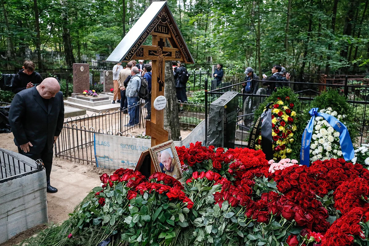 Посетитель отдает дань уважения на могиле руководителя группы компаний ЧВК «Вагнер» Евгения Пригожина на Пороховском кладбище в Санкт-Петербурге, Россия, 30 августа 2023 года. Фото: Анатолий Мальцев / EPA-EFE