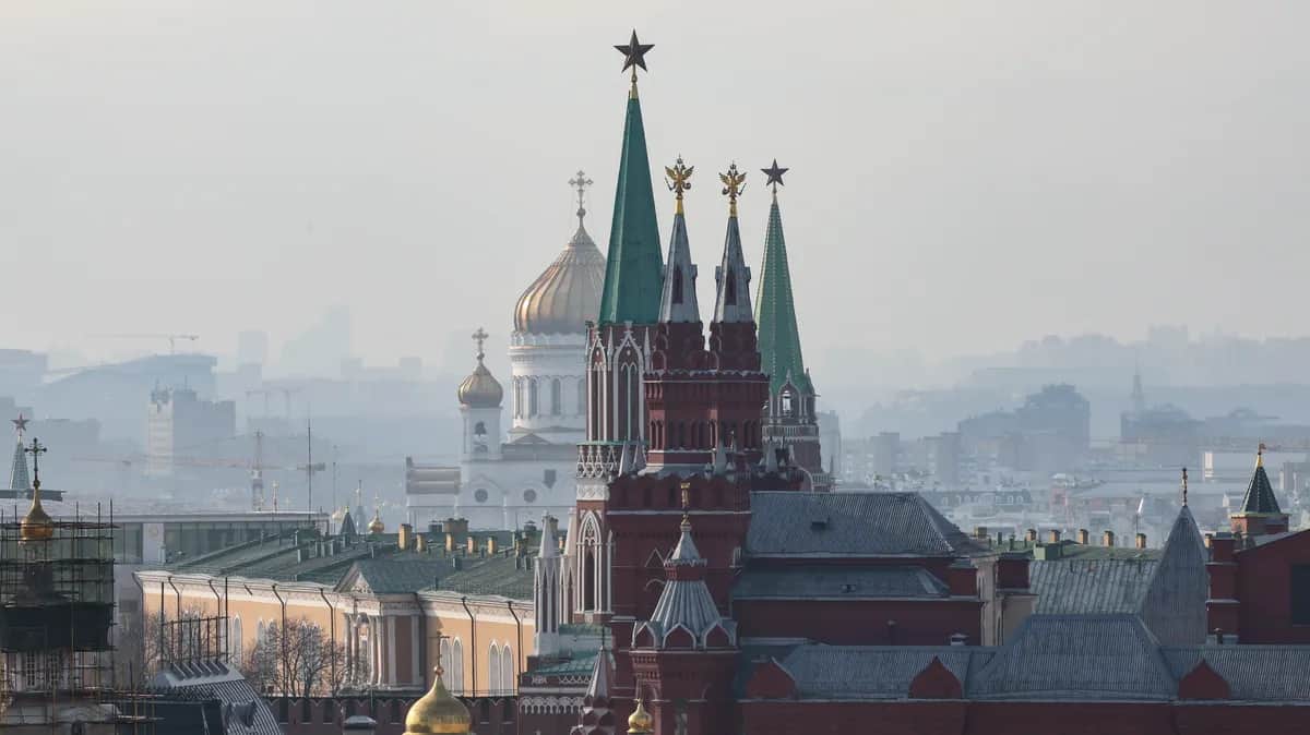 The spires of the Kremlin, the State Historical Museum and the Cathedral of Christ the Saviour in Moscow, 7 February 2025. Photo: EPA-EFE / YURI KOCHETKOV