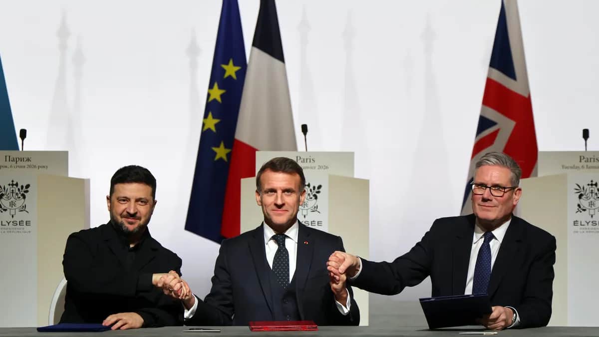 Ukrainian President Volodymyr Zelensky, French President Emmanuel Macron and Britain's Prime Minister Keir Starmer shake hands in Paris, France, 6 January 2026. Photo: EPA / Ludovic Marin