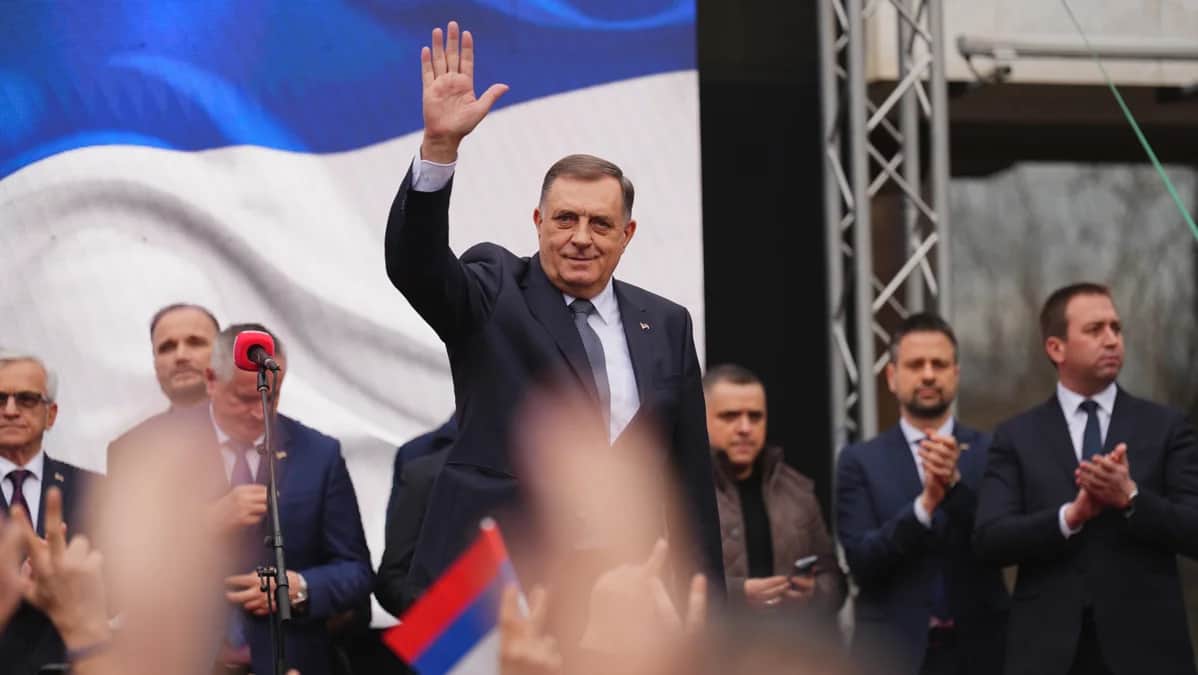 Милорад Додик приветствует своих сторонников на митинге в Баня-Луке, Босния и Герцеговина, 26 февраля 2025 года. Фото: Nidal Saljić / EPA