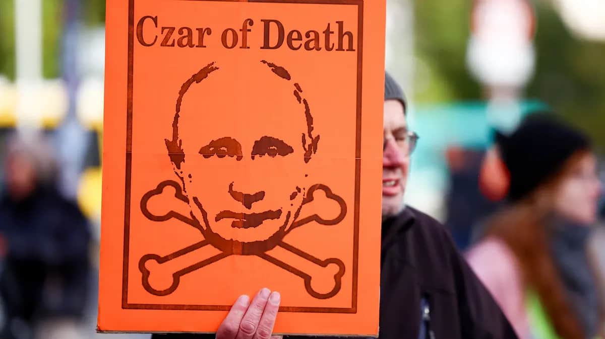 A man holds a placard during an anti-war demonstration in Berlin, Germany, 17 November 2024. Photo: EPA/FILIP SINGER