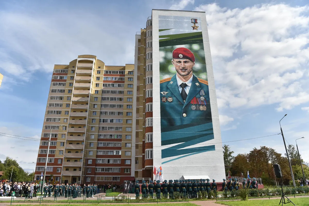 В Балашихе на открытии первого в городе мурала и мемориальной доски военному Александру Потапову, участвовавшему в войне в Украине. Фото: Администрация Балашихи во «ВКонтакте»