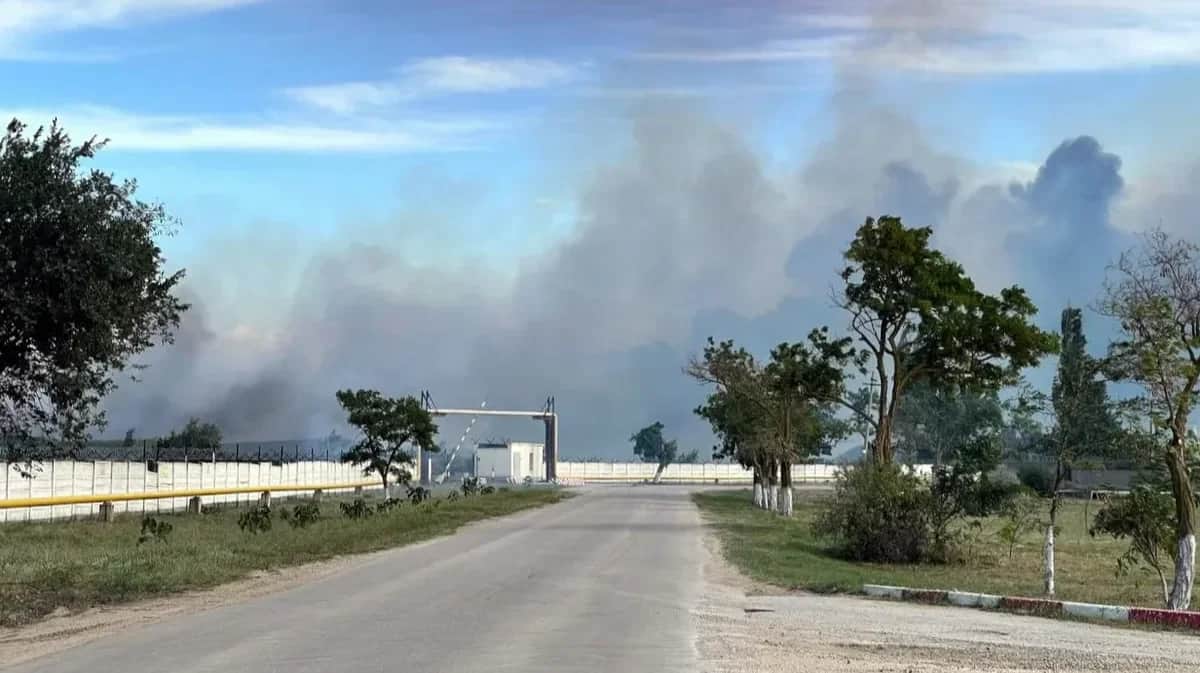 A plume of smoke over the Saky aerodrome, photo by EPA-EFE