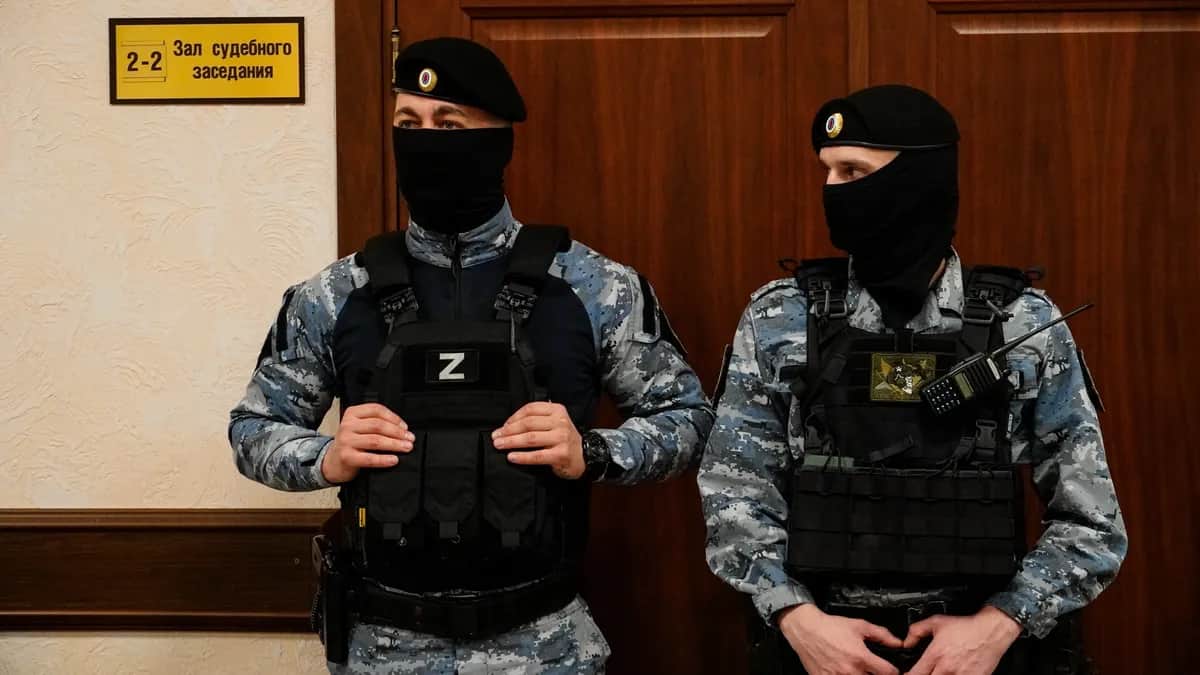 Russian police officers stand outside a courtroom in Rostov-on-Don, southern Russia, 26 March 2025. Photo: EPA
