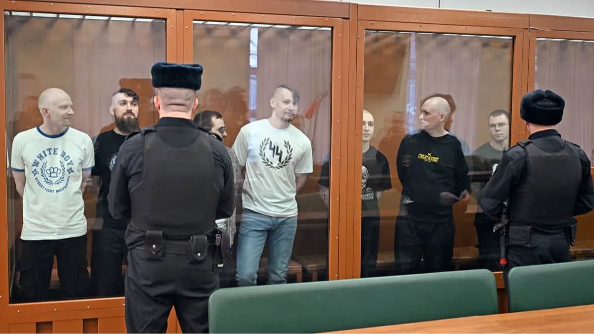 Обвиняемые по делу о покушении на телеведущего Владимира Соловьева на оглашении приговора во 2-м Западном окружном военном суде, Москва, 19 декабря 2025 года. Фото: Антон Новодерёжкин / Коммерсантъ / Sipa USA / Vida Press
