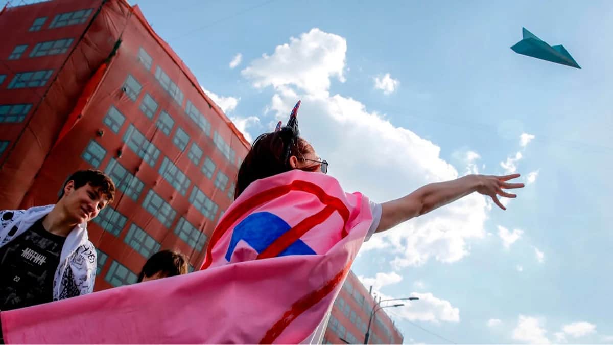 Участница запускает бумажный самолетик, символ мессенджера Telegram, Москва, 13 мая 2018 года. Фото: Максим Змеев / AFP / Scanpix / LETA