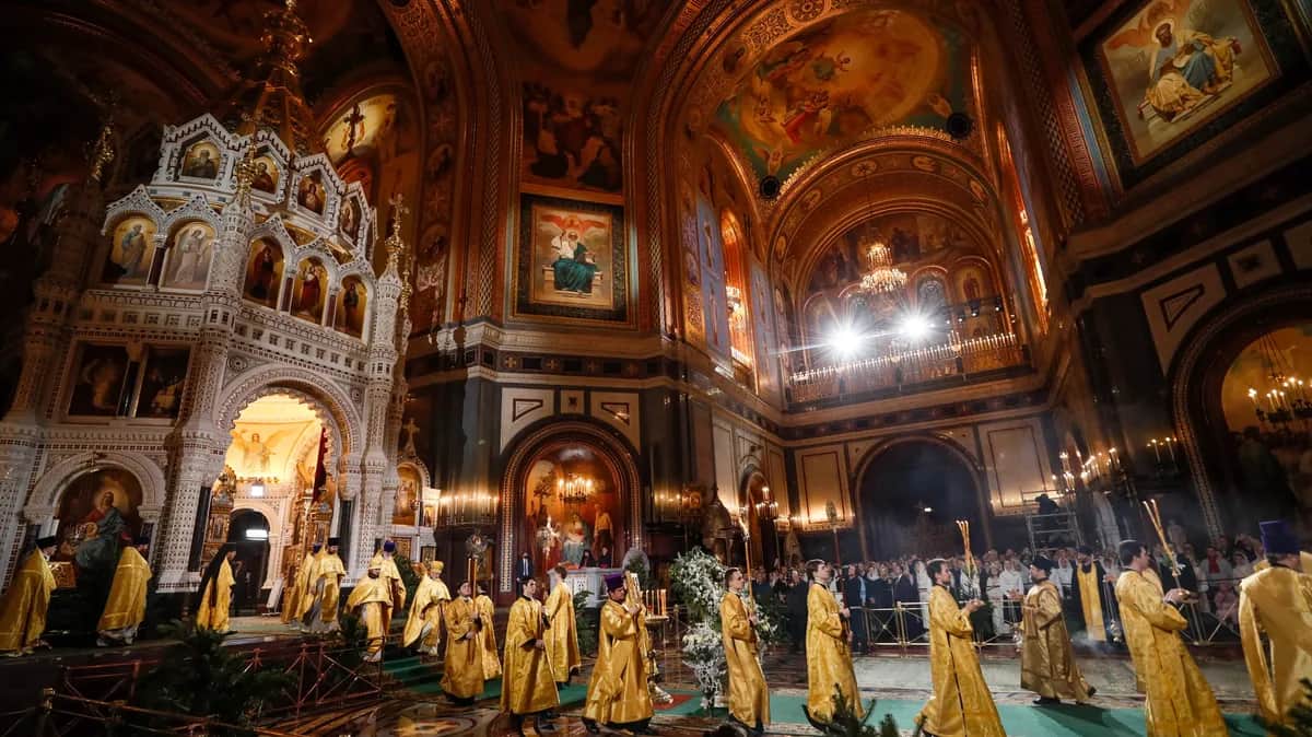 Orthodox priests attend a Christmas service at the Christ the Saviour Cathedral in Moscow, Russia, 6 January 2023. Photo: EPA-EFE/YURI KOCHETKOV
