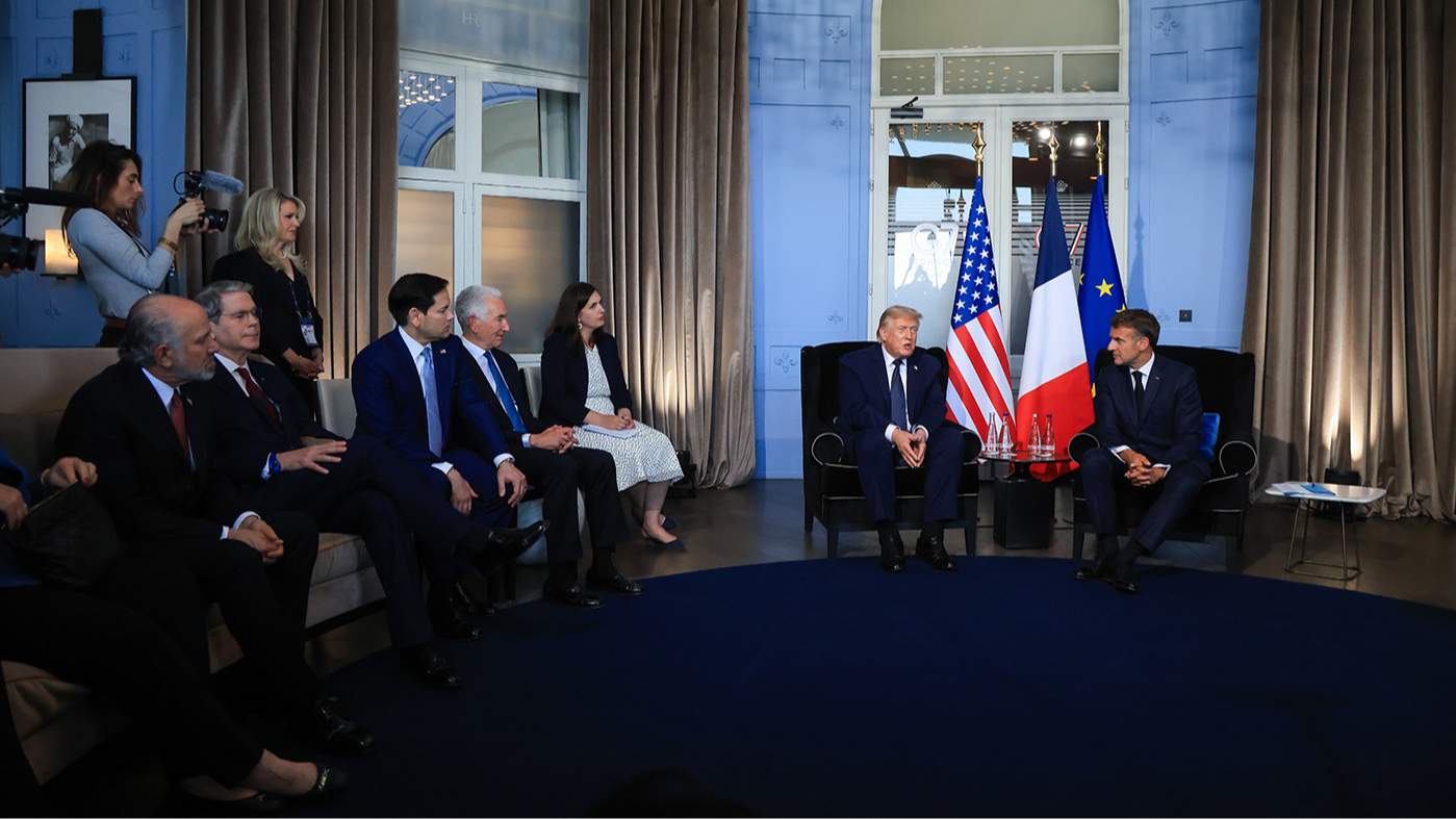 Президент США Дональд Трамп, президент Франции Эммануэль Макрон, министр торговли США Говард Латник, министр финансов США Скотт Бессент, госсекретарь США Марко Рубио и посол США в Украине Чарльз Кушнер на полях саммита G7 в Эвиан-ле-Бен, Франция, 16 июня 2026 года. Фото: Thibault Camus / EPAо-восточная Франция, 15 июня 2026 года.