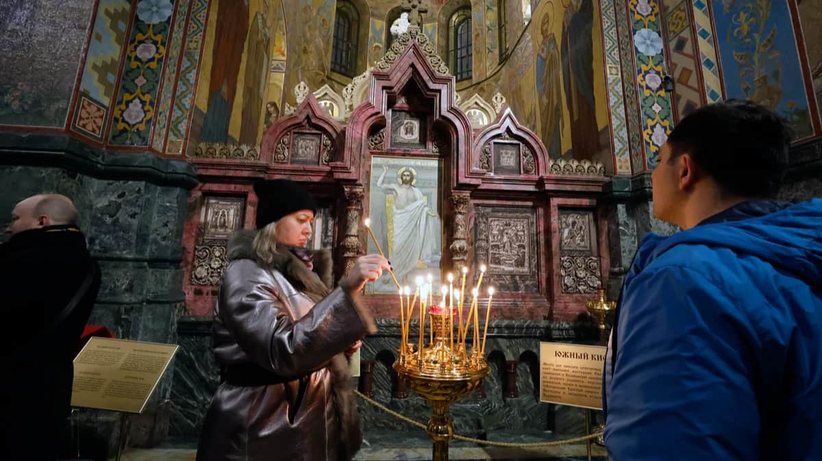 Православные верующие на рождественской службе в храме Спаса-на-Крови в Санкт-Петербурге, 6 января 2025 года. Фото: Анатолий Мальцев / EPA
