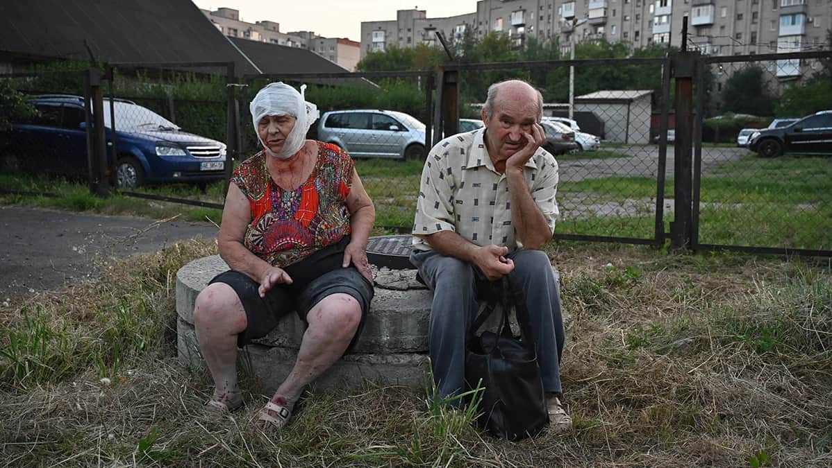 Раненые женщина и мужчина на месте попадания ракеты в город Покровск Донецкой области, Украина, 7 августа 2023 года. Фото: Stanislav Krupar / EPA-EFE