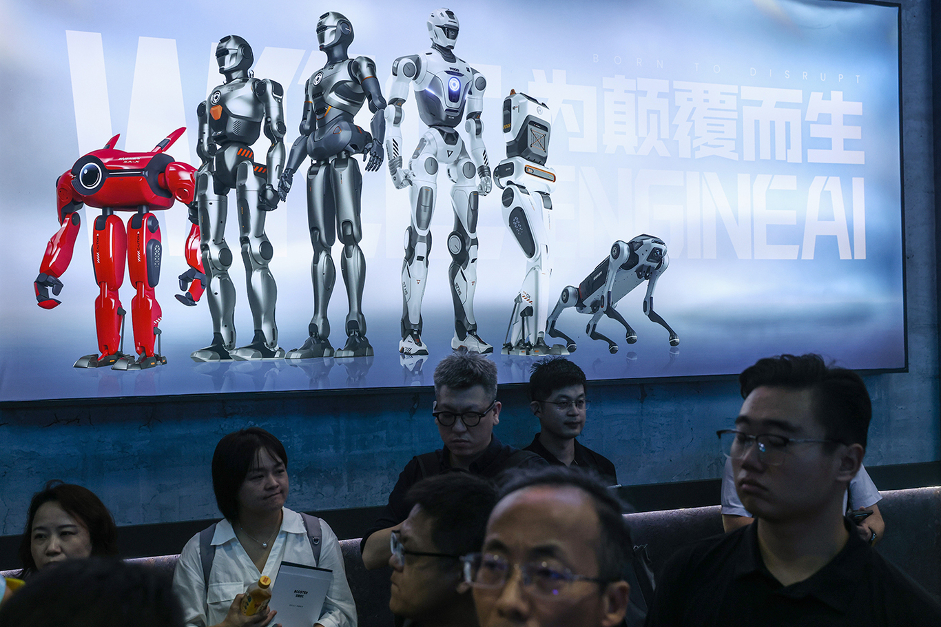 Посетители у стенда EngineAI на Всемирной конференции по робототехнике 2026 года в Пекине. Китай. 20 августа 2026 года. Фото: Wu Hao / EPA