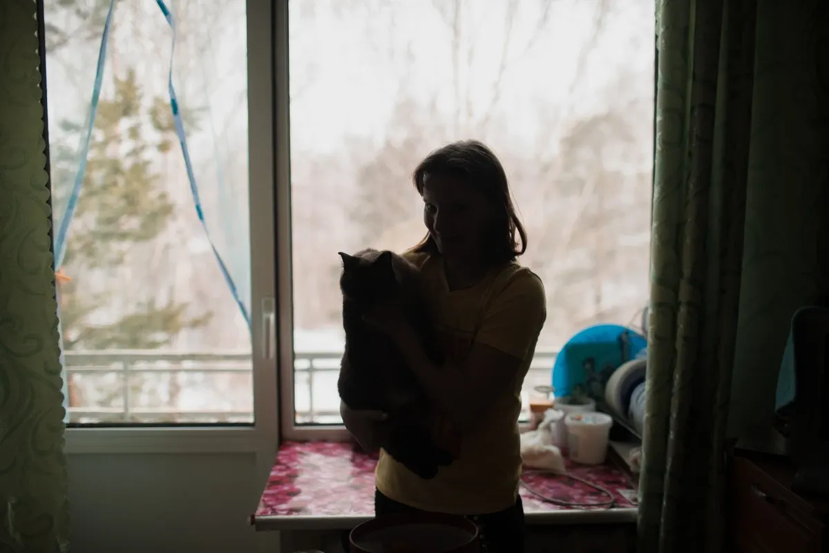 Коты и кошки в интернатах ухоженные и откормленные. Даже в период жестких ковидных ограничений животных выпускали гулять на улицу столько времени, сколько им потребуется. А не 15-30 минут в день, как людей. Фото: Светлана Булатова / специально для «Новой газеты. Европа»