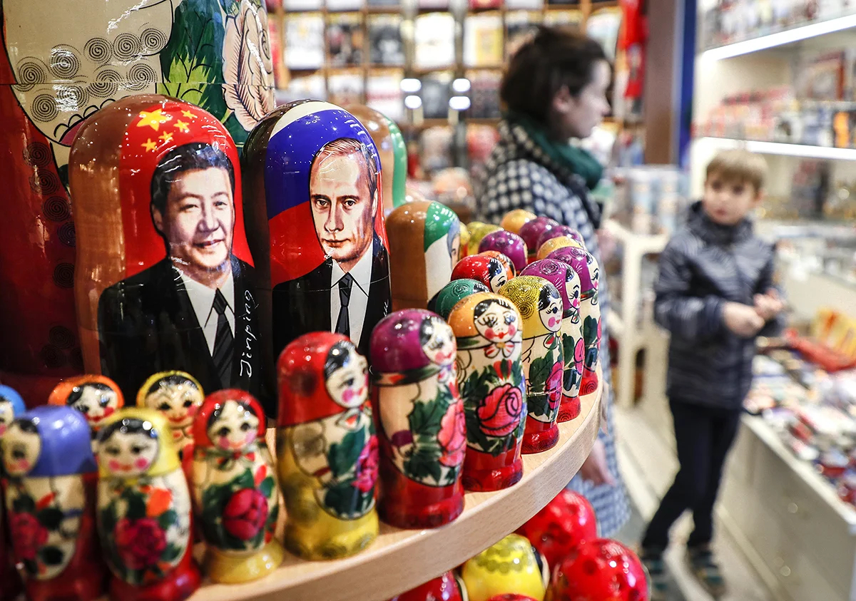 Русские матрешки с портретами президента России и президента Китая в сувенирном магазине в центре Москвы, Россия, 16 октября 2023 года. Фото: Юрий Кочетков / EPA-EFE