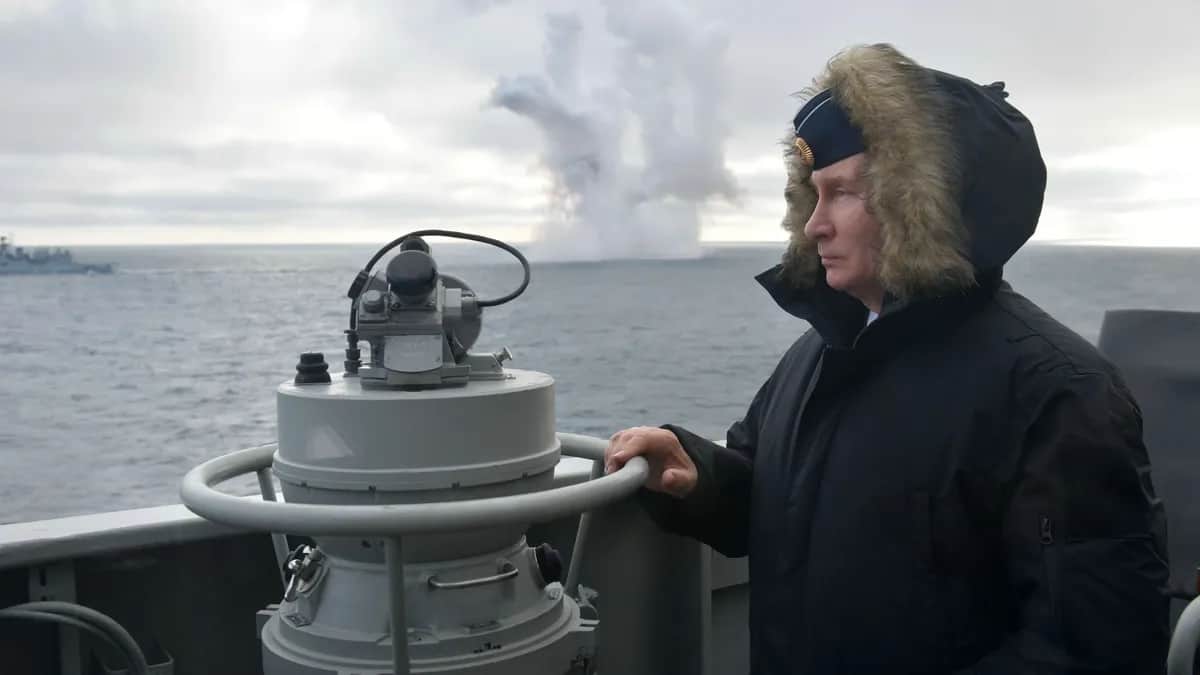Vladimir Putin watches Russian naval drills in the Black Sea off the coast of Russian-annexed Crimea, 9 January 2020. Photo: EPA/ALEXEI DRUZHININ / SPUTNIK / KREMLIN POOL
