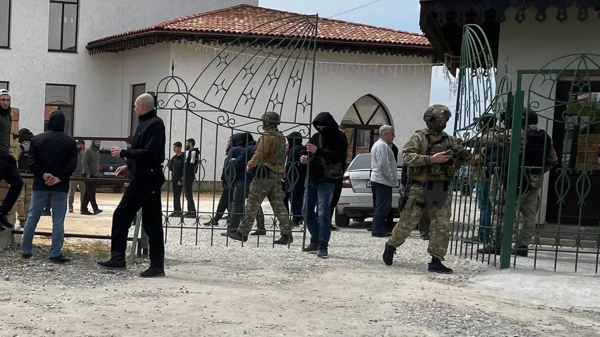 Сотрудники Центра по противодействию экстремизму проводят рейд в мечети «Сувукъ-дере» в Симферополе, май 2023 г. Фото: Facebook
