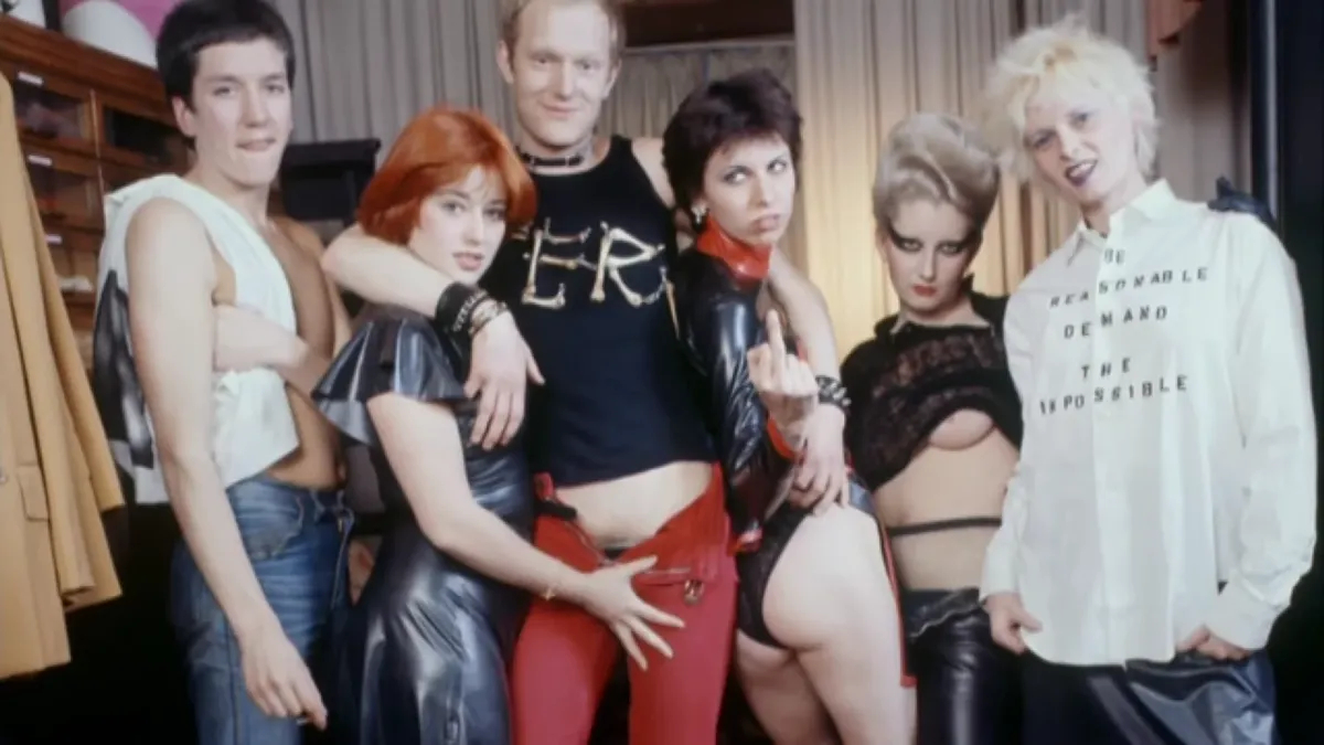 Посетители бутика Sex. Скриншот: YouTube