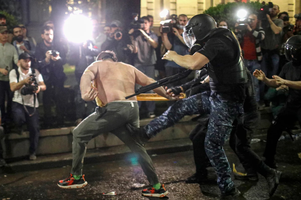 Столкновения с полицейскими на митинге против закона об «иностранных агентах», Тбилиси, Грузия, 1 мая 2024 года. Фото: David Mdzinarishvili / EPA