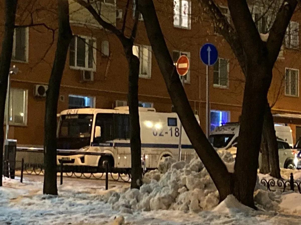 Автозак у здания «Открытого пространства». Фото: Telegram