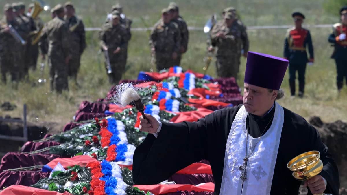 Священник на перезахоронении российских солдат погибших во время вторжения в Украину, Луганская область, 6 июля 2024 года. Фото: Евгений Биятов / Спутник / Imago Images / Scanpix / LETA