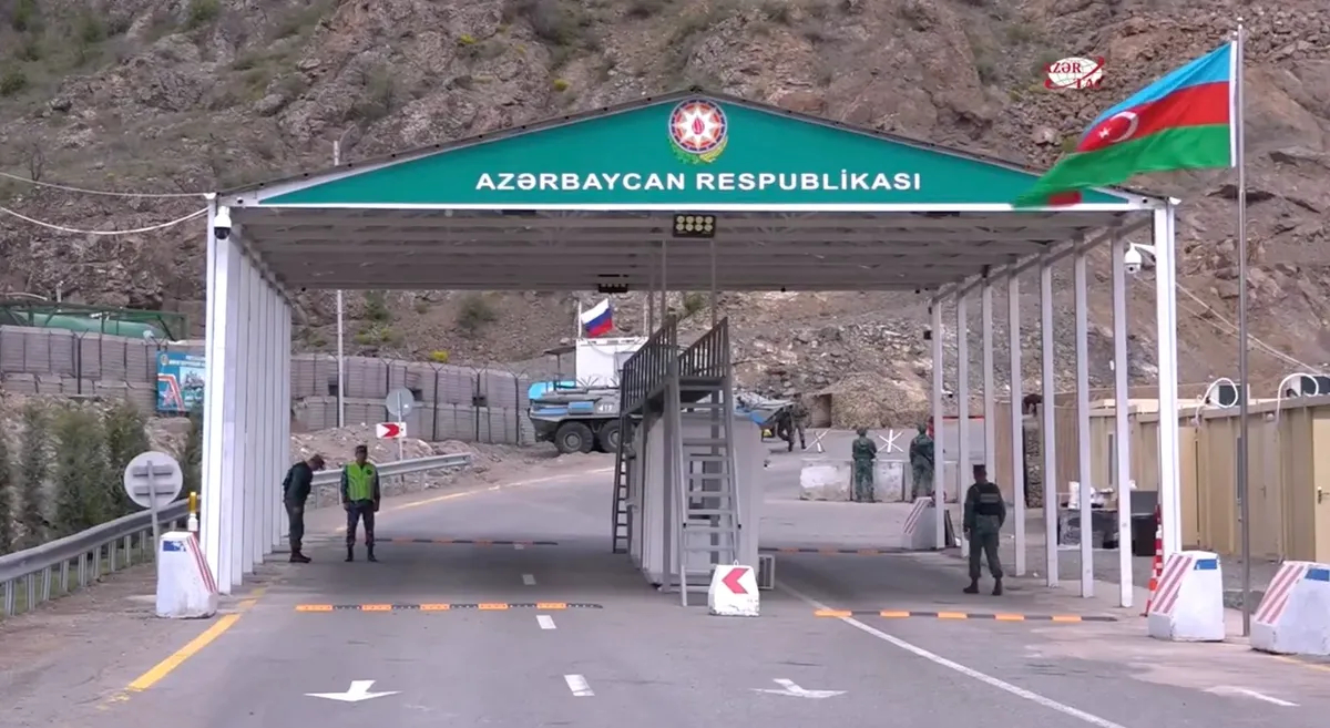 Азербайджанский КПП в Лачинском коридоре, ведущем из Армении в Карабах. Фото: скрин видео