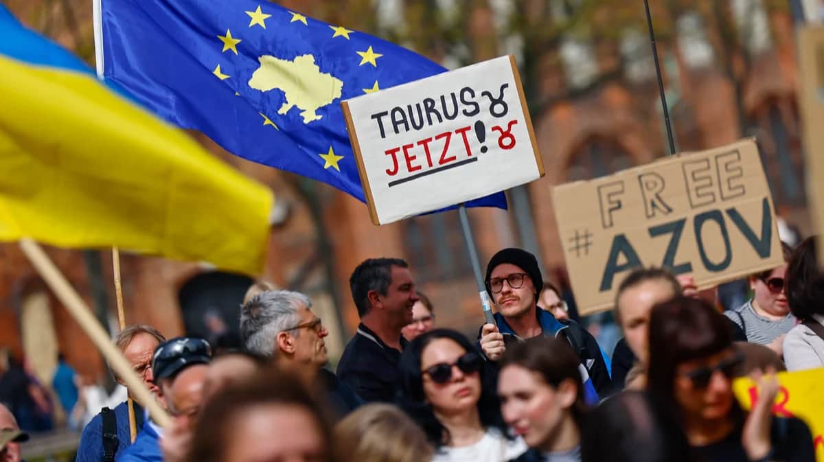 Участник митинга в поддержку Украины с плакатом, призывающим поставить ракеты Taurus ВСУ, Берлин, 30 марта 2024 года. Фото: Hannibal Hanschke / EPA