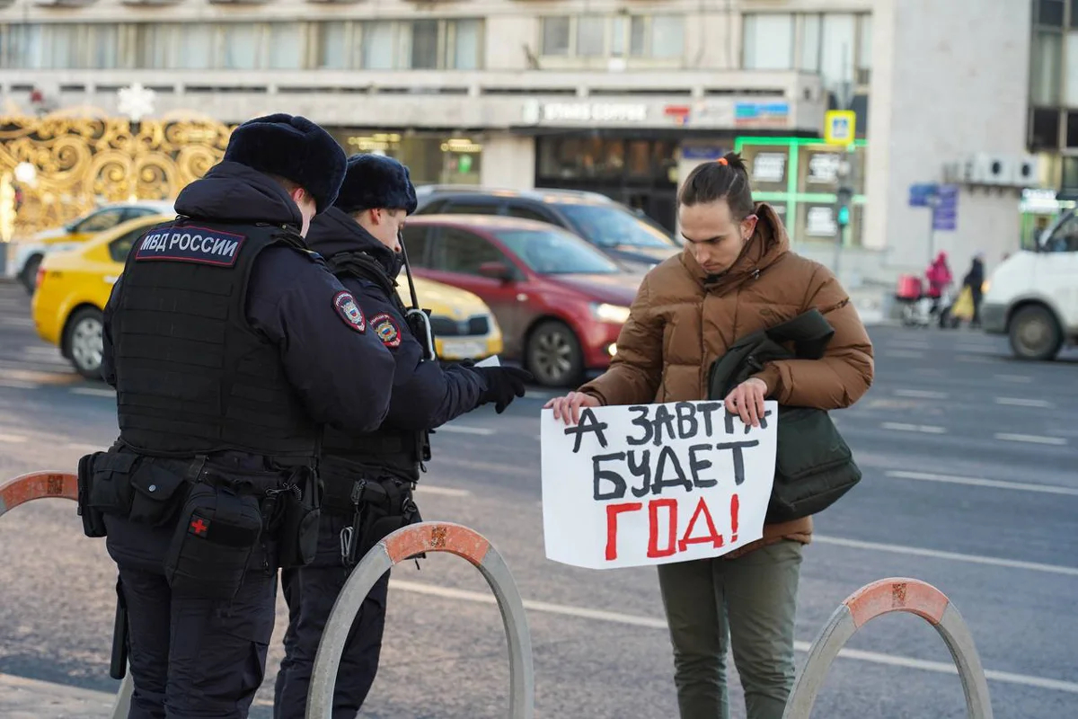 Пикет Никиты Родичева «А завтра будет год!» в Москве, 23 февраля 2023 года. Фото: Avtozak LIVE