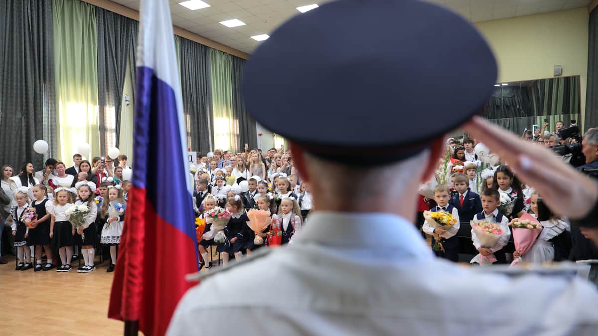Более 1300 часов пропагандистских предметов сохраняется в российских школах