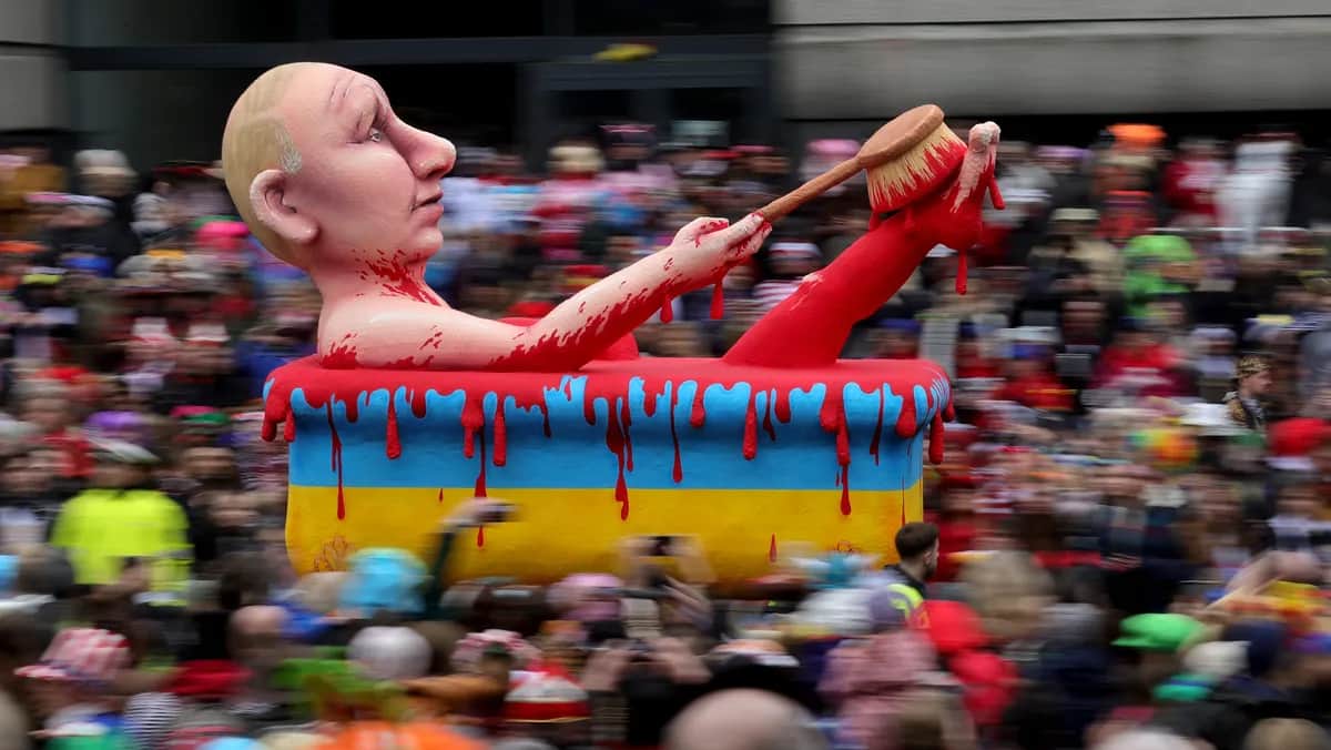 A carnival float depicting Russian President Vladimir Putin bathing in blood in Duesseldorf, Germany, 20 February 2023. Photo: EPA-EFE / FRIEDEMANN VOGEL