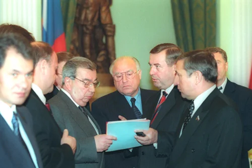 Сергей Шойгу, Геннадий Зюганов, Евгений Примаков, Виктор Черномырдин, Геннадий Селезнев, Николай Харитонов. Фото: Wikimedia Commons , Kremlin.ru, CC BY 4.0