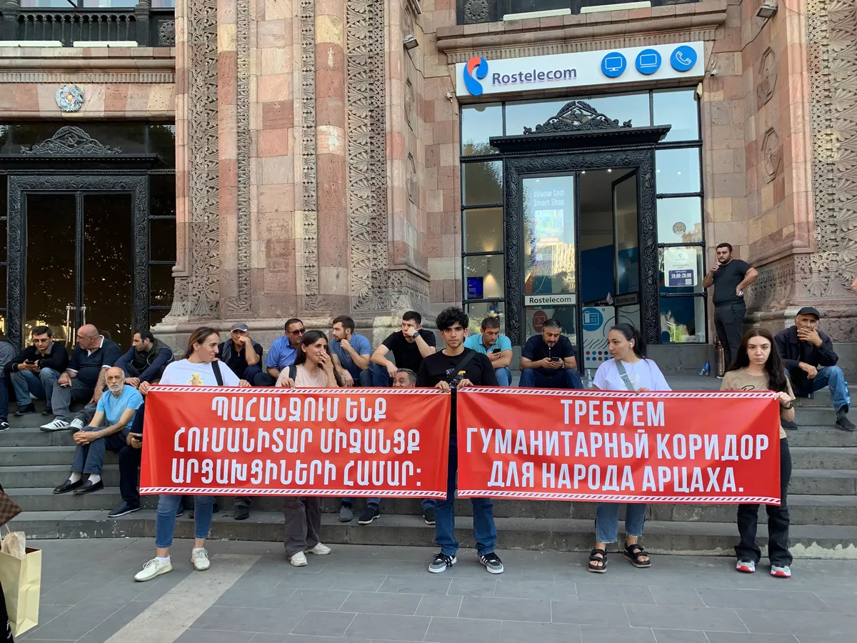 Надпись на плакате: «Требуем гуманитарный коридор для народа Арцаха». Площадь Республики. Фото: Павел Кузнецов, специально для «Новой газеты Европа»