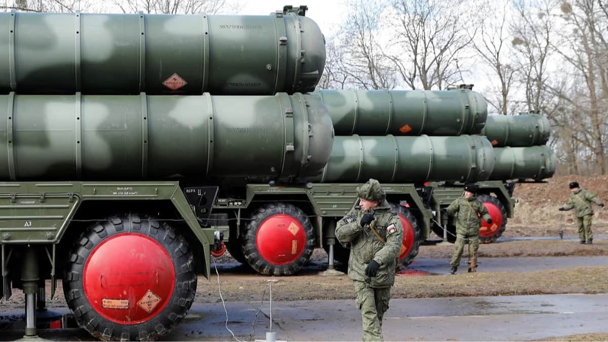 Российские военнослужащие рядом с зенитным ракетным комплексом С-400 «Триумф», Калининградская область, 11 марта 2019 года. Фото: Виталий Невар / Reuters / Scanpix / LETA