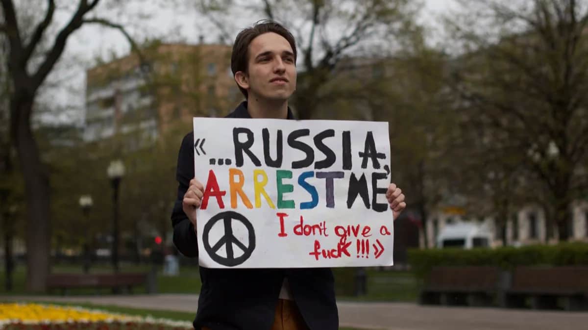 Никита Родичев с одиночным пикетом «Russia, arrest me. I don't give a fuck!!!» на Трубной площади в Москве, 9 мая 2022 года. Фото: Avtozak LIVE