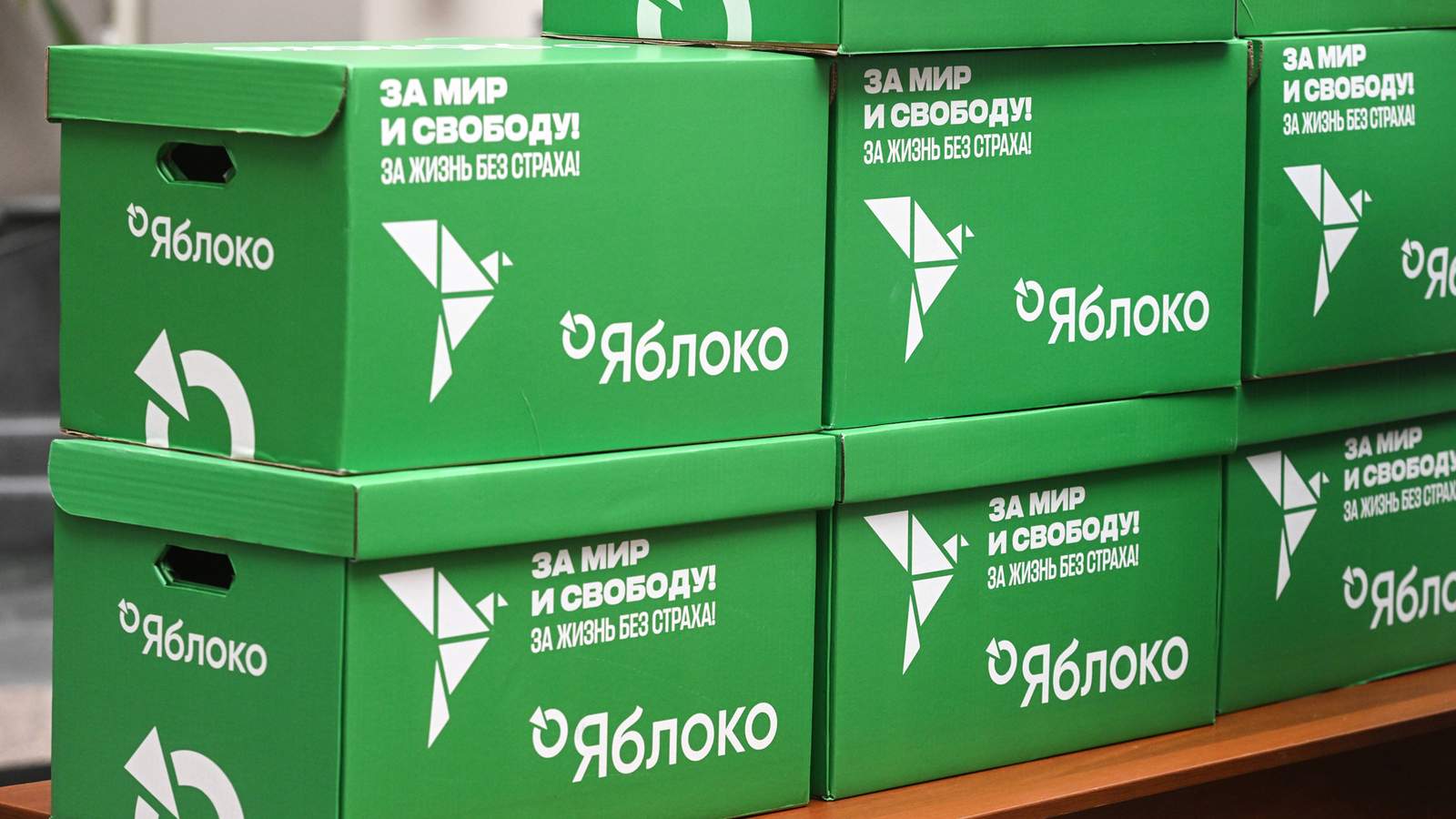 Коробки с документами партии «Яблоко» во время подачи документов в Центральную избирательную комиссию РФ для регистрации списка кандидатов партии на выборах в Госдуму. Москва. 4 июля 2026 года. Фото: Михаил Воскресенский / Спутник / Imago Images / Scanpix / LETA