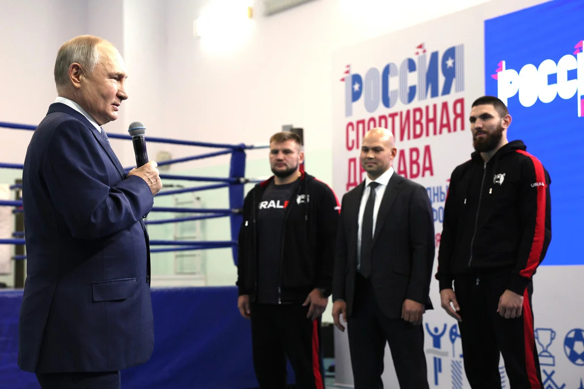 Путин в ходе встречи с участниками турнира по профессиональному боксу. Фото: Kremlin.ru