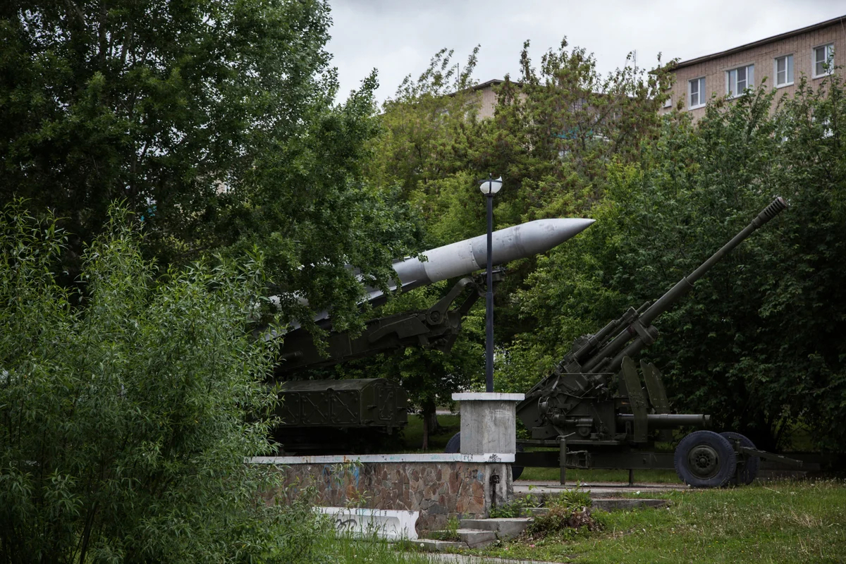 Кыштым. Военные памятники на берегу Нижне-Кыштымского пруда. Фото: Евгений Петров