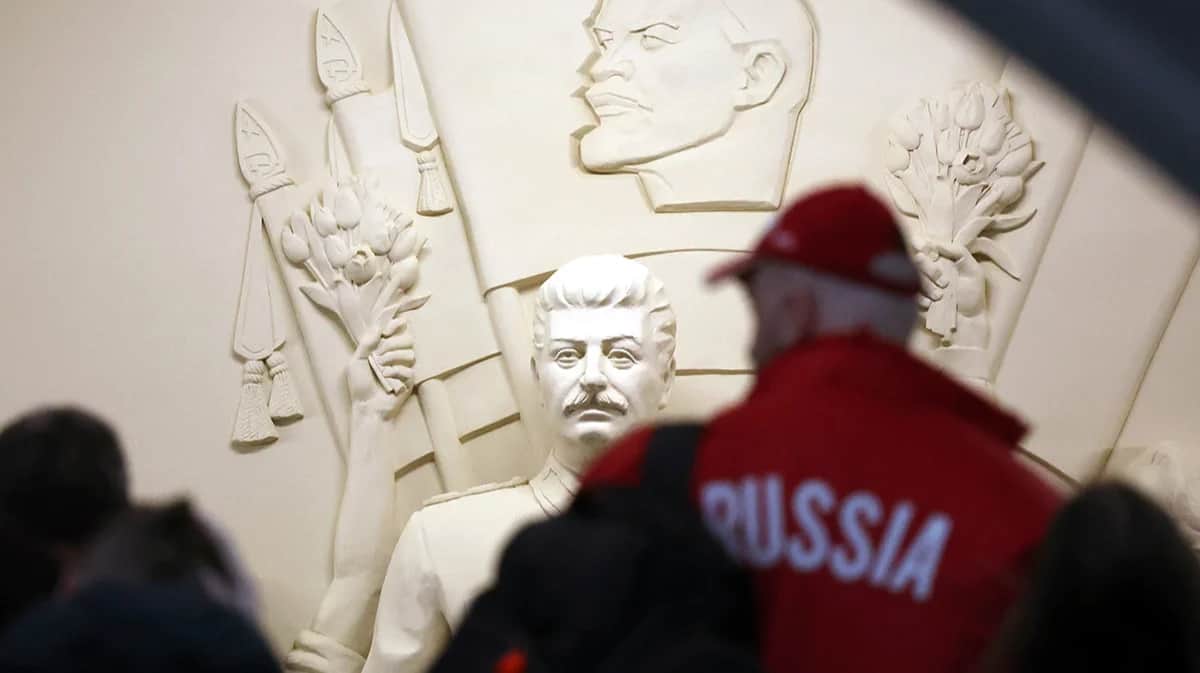 Люди проходят перед горельефом со Сталиным, Москва, Россия, 15 мая 2025 года. Фото: Максим Шипенков / EPA