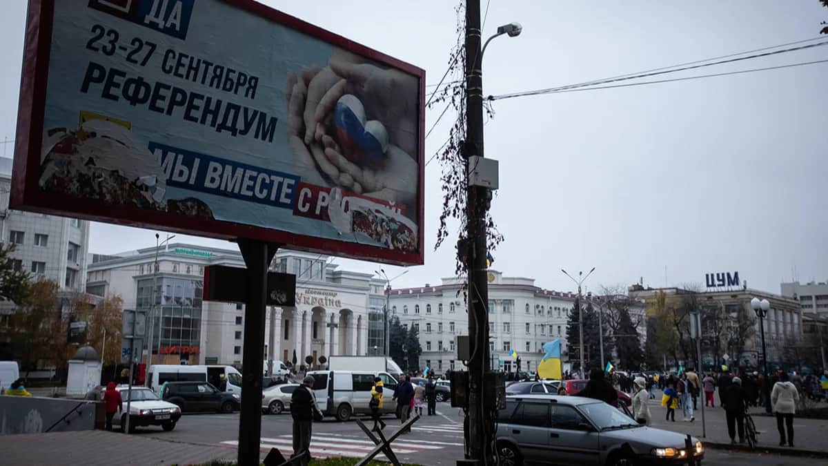 Рекламный щит с российским агитационным плакатом о референдуме в центре города 12 ноября 2022 г. в Херсоне, Украина. Фото: Евгений Завгородний / Global Images Ukraine / Getty Images