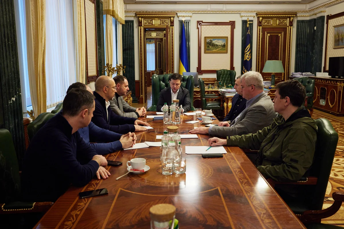 Владимир Зеленский на срочном совещании с руководством правительства, представителями оборонного сектора и экономического блока, 24 февраля 2022 года. Фото: Офис президента Украины / president.gov.ua