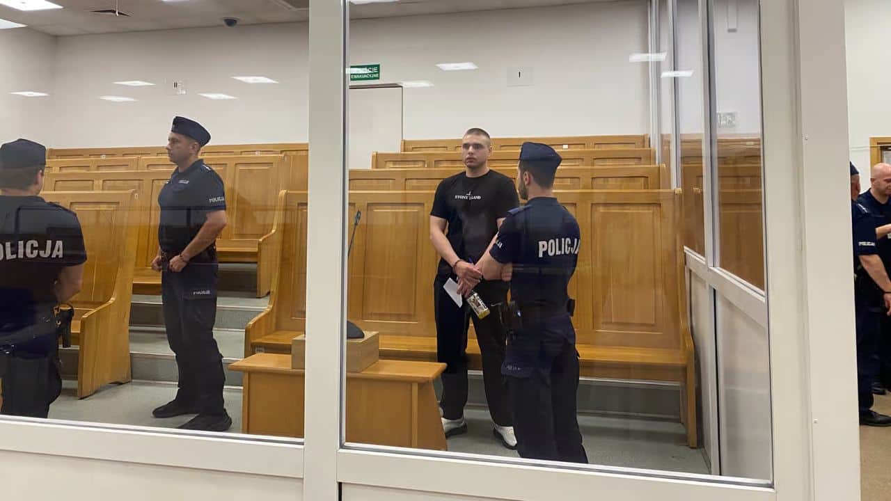 Vyacheslav Chebanenko in the courtroom, surrounded by police officers. Photo: Novaya Gazeta Europe.