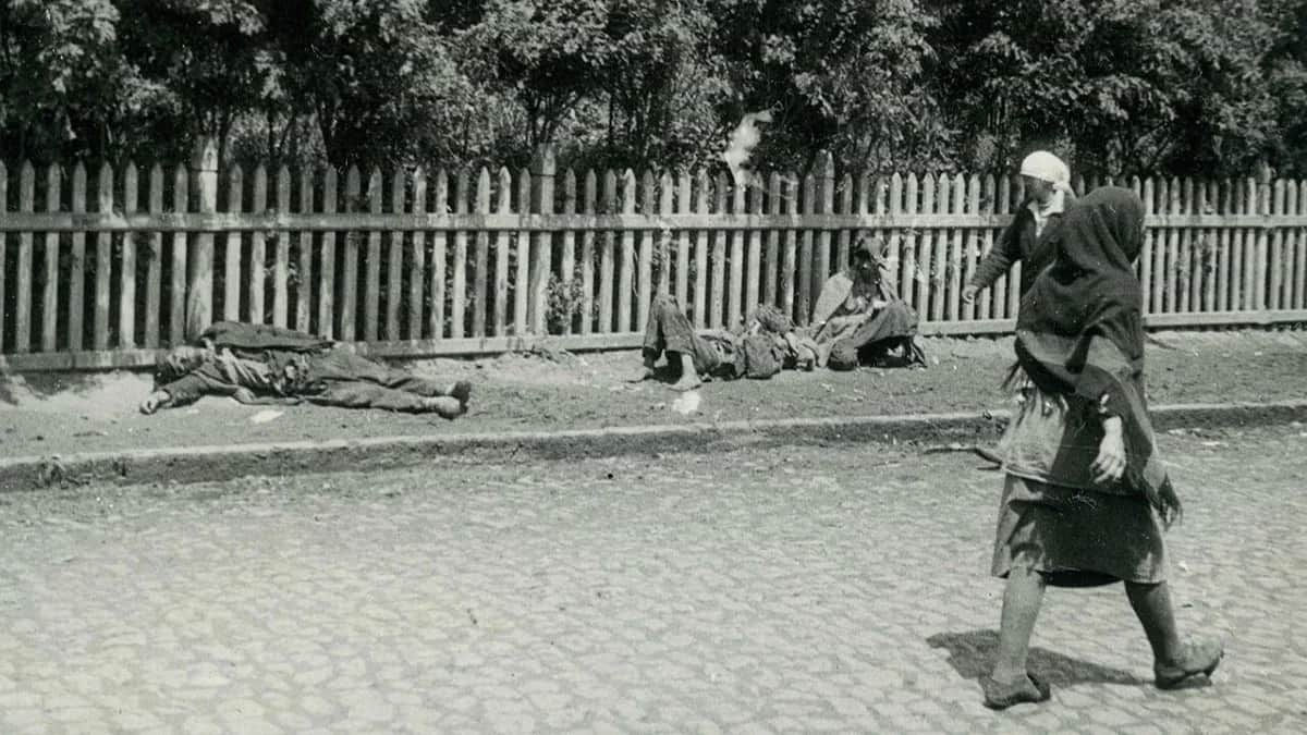 Голодающие крестьяне на улице в Харькове, 1933 год. Фото: Alexander Wienerberger / Wikimedia