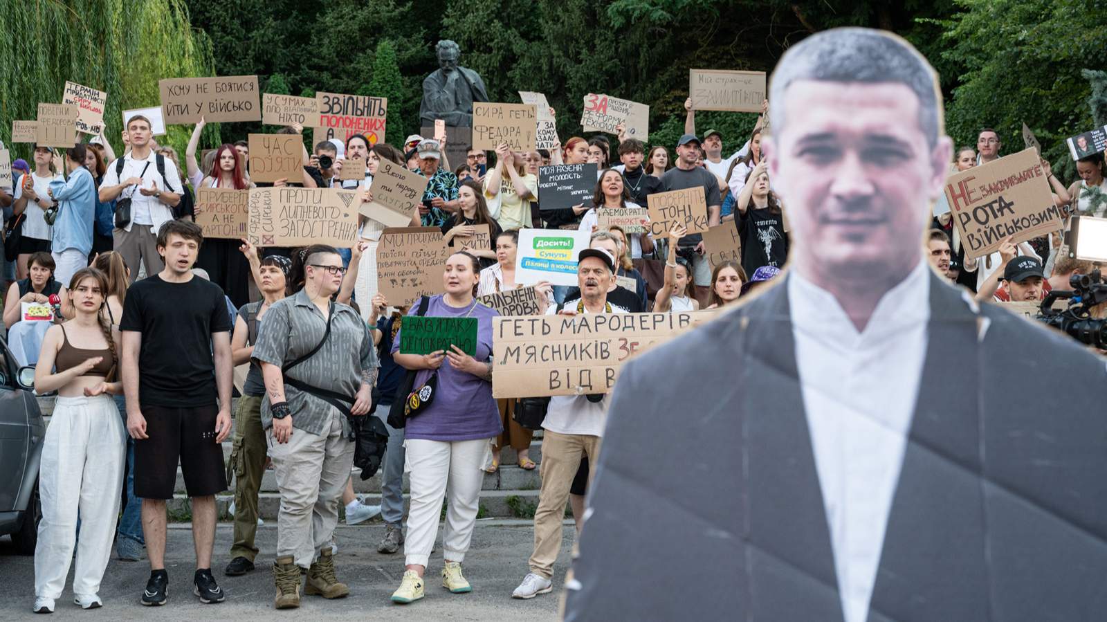 Активисты держат плакаты во время акции протеста против отставки Михаила Федорова с поста министра обороны Украины и за отставку главнокомандующего ВСУ Александра Сырского, Киев, Украина, 20 июля 2026 года. Фото: Danylo Antoniuk / Ukrinform / Shutterstock / Rex Features / Vida Press